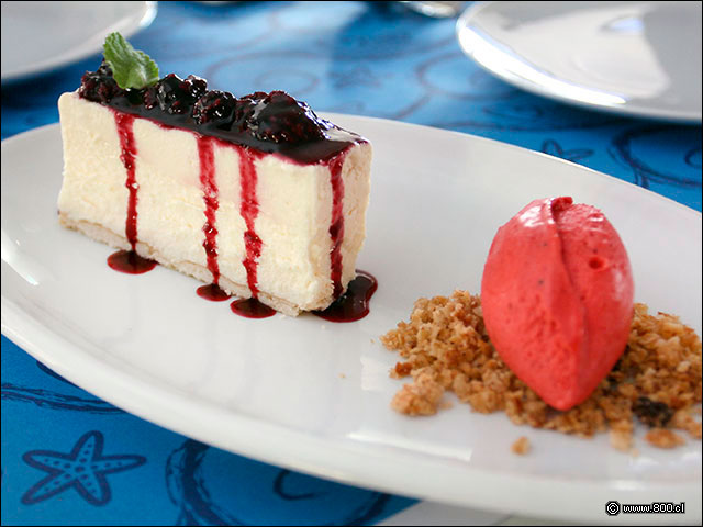 Cheesecake de chocolate blanco cubierto con ragout de berries acompa�ado de helado - Pez Quiero